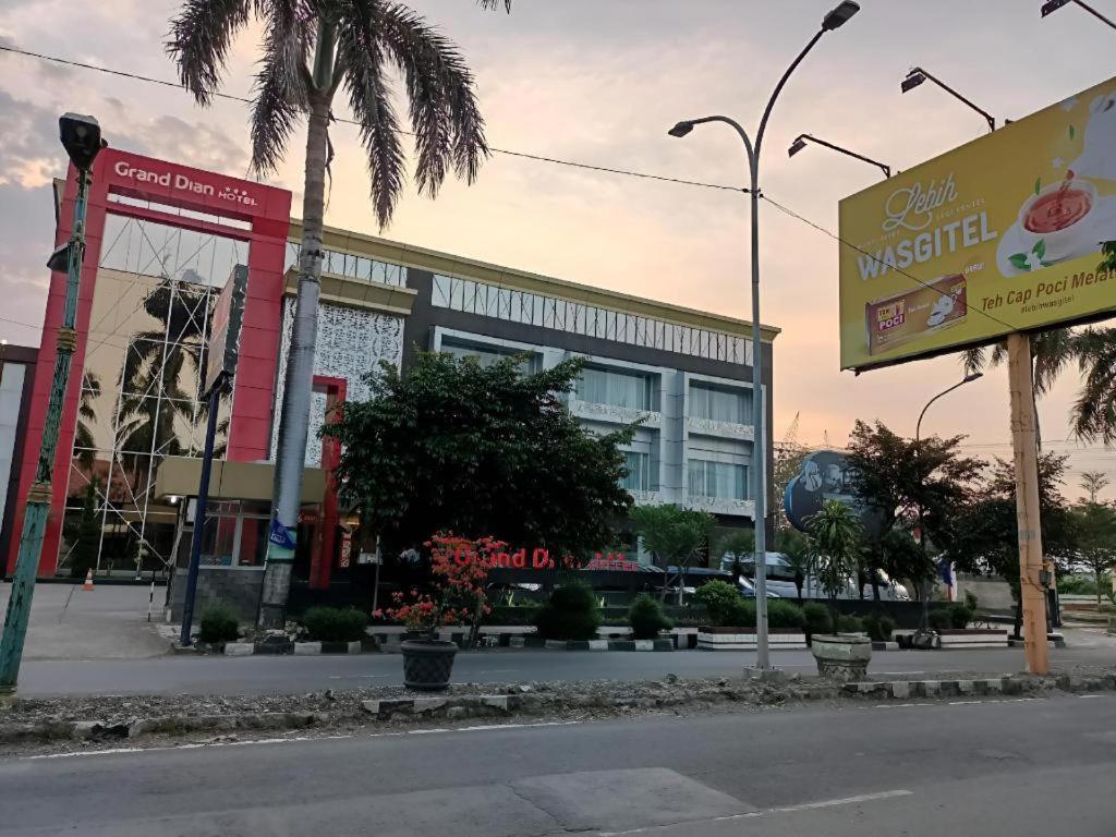 טגאל Grand Dian Hotel Slawi מראה חיצוני תמונה