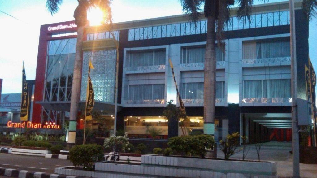 טגאל Grand Dian Hotel Slawi מראה חיצוני תמונה